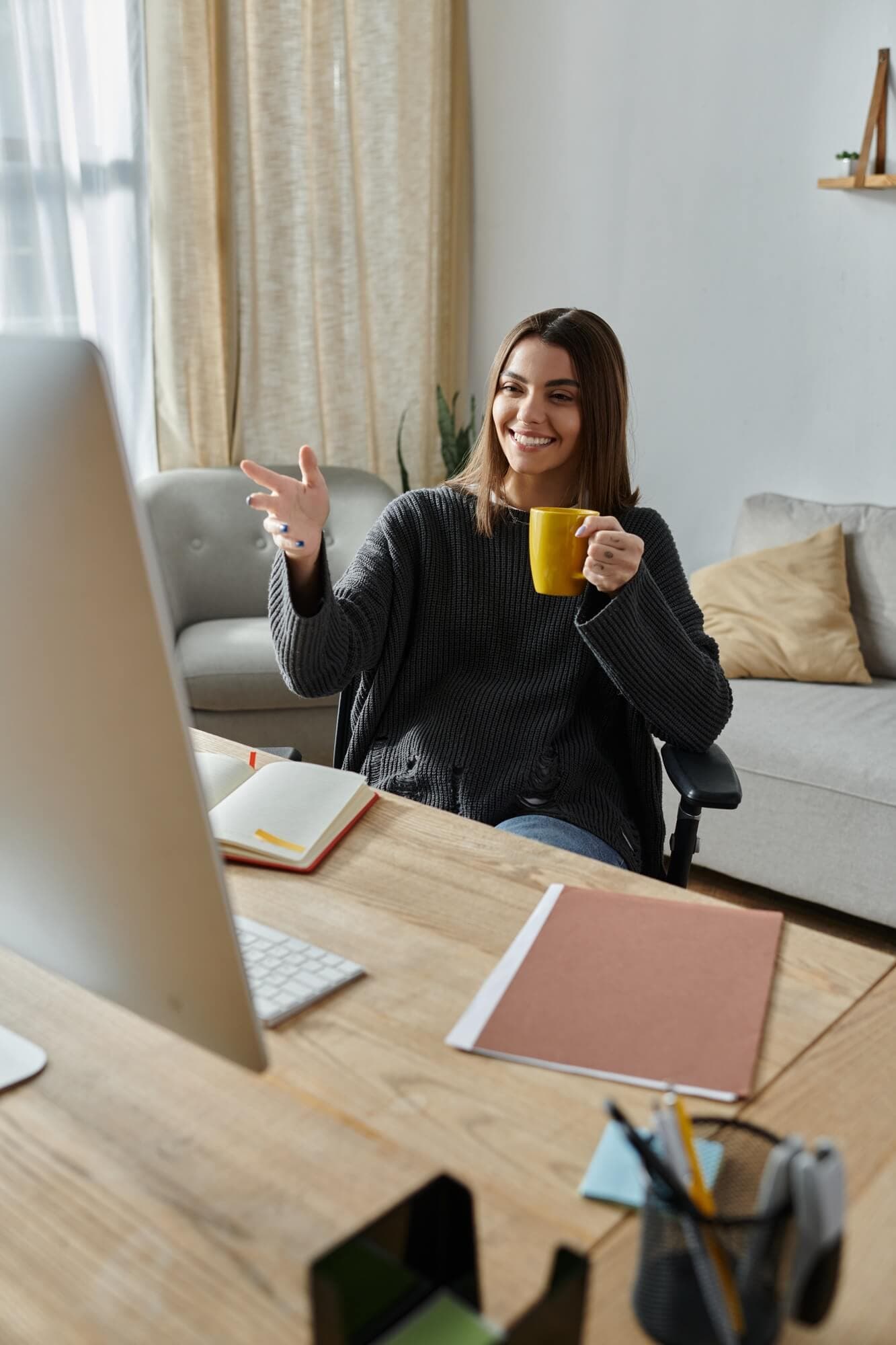 Profesional gestionando una estrategia digital desde su espacio de trabajo