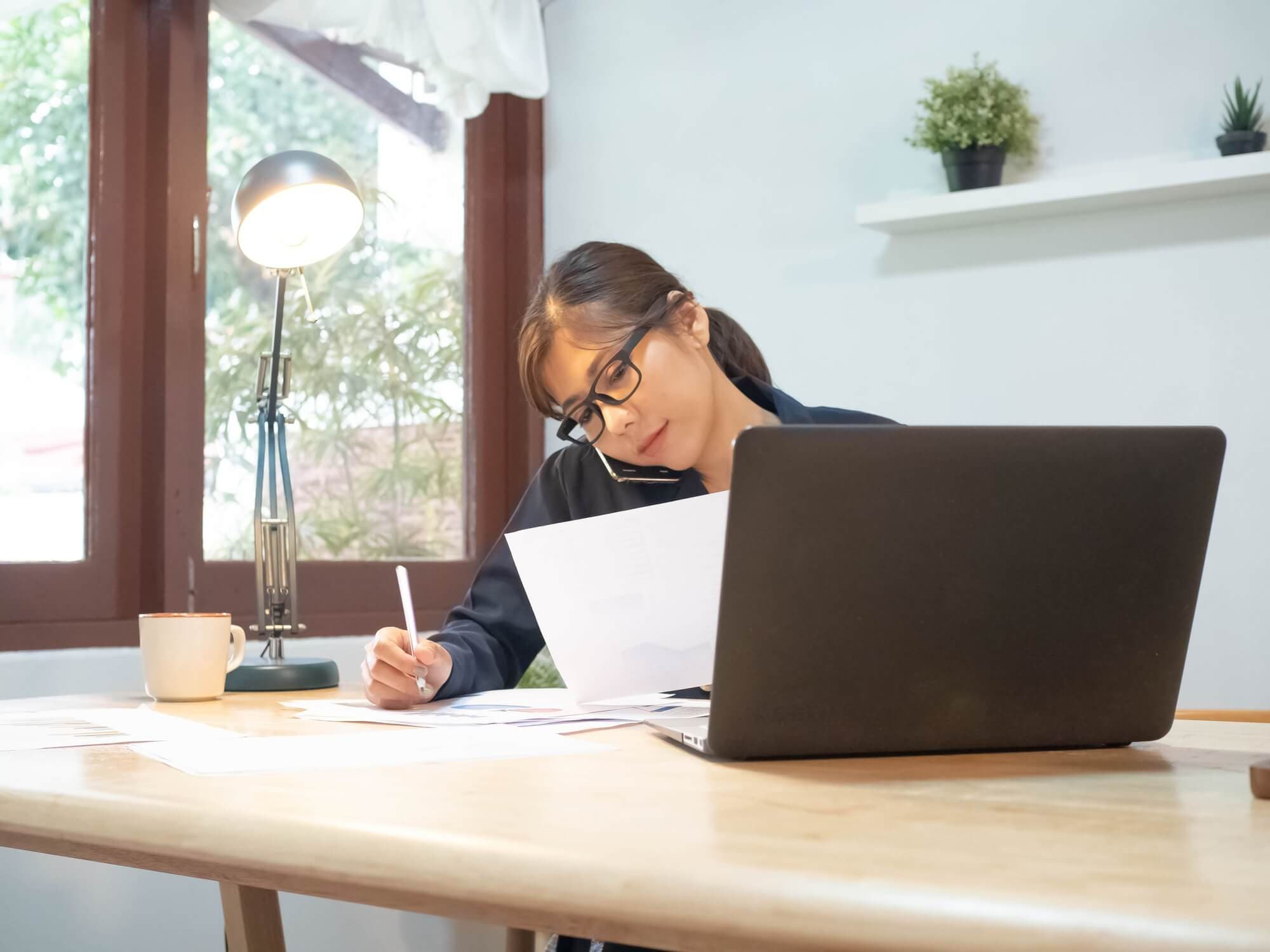 Personas que operan usando soluciones digitales